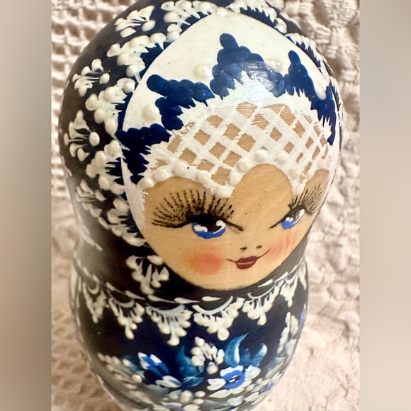 Matryoshka  Russian Nesting Wooden Doll 5 Piece🤚🏽Painted🔵⚪️Signed 6.5 in - Picture 8 of 15